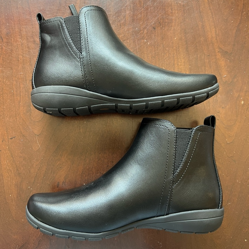NIB Easy Spirit Black Ankle boots size 5.5